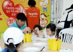 지난 5일(水), 경기도 이천에서 열린 도자기축제 내 하이닉스 부스에서 어린이들이 도자타일 만들기 체험을 하고 있다