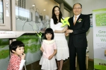 LG하우시스가 세계 최초로 개발한 자동환기창 앞에서 LG하우시스 한명호 대표와 Z:IN 광고모델인 이나영씨가 아동 모델들과 함께 포즈를 취하는 모습
