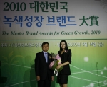 조현민 대한항공 통합커뮤니케이션실 IMC 팀장(오른쪽)이 김성제 한국브랜드경영협회 회장으로부터 상패를 받고 있는 모습.