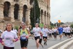 伊 '2010 핑크리본 마라톤에는 5만여명의 시민이 참가하여 그 열기가 뜨거웠다. 콜로세움을 옆을 지나고 있는 참가자들의 모습