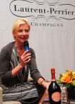 행사에 참석해 로랑페리에 샴페인을 설명하고 있는 알렉산드라 페레예레 드 노낭쿠르(Alexandra Pereyre de Nonancourt) 이사장.