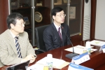 KERI 김호용 선임연구본부장(왼쪽)과 LG이노텍 이주원 CTO(오른쪽)가 기술교류회에 앞서 인사말을 하고 있다.