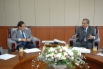 유태환 한국전기연구원장(왼쪽)과 환담을 나누고 있는 자이하쿠 사장