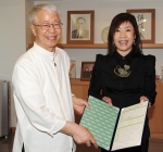 도심 명품 시니어 타운인 건국대 ‘더 클래식 500’ 입주자들이 문화 활동의 하나로 생활도자기를 직접 만들어 전시하고 판매 수익금으로 장학금 400만원을 건국대에 전달했다. 원로회