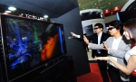 월드 IT쇼 2010를 찾은 관람객들이 LG전자의 72인치 LED 3D TV를 관람하고 있다.