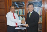 스리랑카 콜롬보에서 열린 조인식에서 삼성SDS 김인 사장(사진 오른쪽)과 스리랑카 재정경제부 Dr. P. B. Jayasundera (P. B. 자야순드라) 차관(사진 왼쪽)이 계