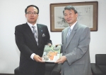 재라오스한인회 권혁창 회장은 주라오스 이건태 대사를 만나 교민소식지 '라오스'를 전달했다.