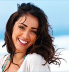 완벽한 미소를 짓고 있는 아름다운 여성