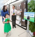 삼성전자가 서울시에서 추진하는 에코마일리지 제도에 동참한다. 사진은 디지털프라자 도곡점에서 매장 직원이 고객에게 에코마일리지 제도에 대한 설명을 하는 모습.