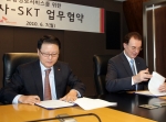 SK텔레콤 정만원 CEO(좌측)와 한국관광공사 이참 사장이 조인식에서 업무 협약서에 서명하고 있다.