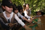 8일 경기도 광주시 태화산 학술림에서 개최된 청소년 생명의 숲교실」에 참여한 서울시 당산중학교 학생들이 LG상록재단 남상건 부사장(왼쪽 네번째)과 함께 숲 지도 조각을 맞추고 있는