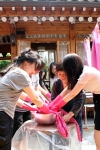 유한킴벌리 좋은느낌 ‘Soft Day 천연염색 클래스’ 참가자들이 부드러운 순면을 물들여 스카프를 만들고 있다.