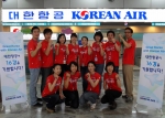 대한항공은 12일부터 김포공항 국내선 탑승수속 카운터에서 태극 전사들의 경기가 열리는 날에 ‘16강 기원 슛골인 행사’를 진행한다. 특히 김포, 제주, 부산공항의 직원들은 붉은 색