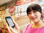 T와이파이 존이 구축된 롯데리아 종각역점에서 모델이 와이파이를 이용하여 휴대폰으로 인터넷을 사용하고 있다.