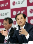 통합LG텔레콤 이상철 부회장이 '온국민은yo' 요금제를 기자들에게 설명하고 있는 모습.