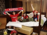 그랜드 인터컨티넨탈 서울 객실에서 월드컵을 응원하고 있는 고객들