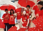 현대백화점, 여름정기세일 사은품으로 축구응원용 빨간우산 제공