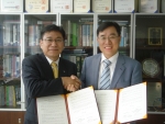 SAP 코리아 손부한 부사장(왼쪽)과 고려대학교 스마트그리드 보안 연구센터 임종인 센터장이 24일 스마트그리드 보안 분야에 대한 연구 협력 양해각서(MOU)를 체결했다.