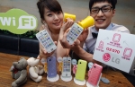 LG전자 모델들이 실속파 커플들을 위한 유무선통합서비스 특화폰(LG-LU4500)을 선보이고 있다. 이 제품은 가정, 카페 등 무선랜 환경을 갖춘 어디에서나 경제적인 인터넷전화와 