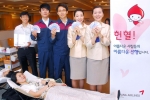 강서구 오쇠동 아시아나타운에서 실시한 <사랑의 헌혈행사>에 참가한 아시아나항공 임직원들이 기증된 헌혈증을 들어보이고 있다.