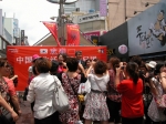 지난 15일 중국관광객 1,550명이 포항을 방문, 중앙상가에서 즐거운 한때를 보내고 있다. 이날 중국 관광객들은 한류열품으로 유명세를 타고 있는 국내 브랜드 전문점을 방문해 화장
