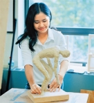 영국 미술 수업에 참가한 학생모습