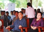 촘말리 싸야손(Choummaly Sayasone) 라오스 대통령 왼편에 북한의 한봉호 대사가 앉아 있다. 이 자리에 우리나라 공관관계자는 단 한명도 보이지 않았다.