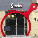 요리가 있는 치킨주점 ‘시즐팬’ 꼬치구이와 요리 추가로 시너지 효과 내