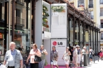 LG전자가 유럽향 콤비 냉장고 출시를 기념해 스페인 마드리드의 산 미구엘 시장(Mercado de San Miguel) 입구를 높이 5미터의 거대한 냉장고로 변신시켰다. ‘산 미구
