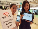 7월1일 오전 서울 현대백화점 압구정 본점에서 매장직원들이 와이파이 서비스를 이용해 아이패드와 스마트폰으로 웹서핑을 즐기는 장면.