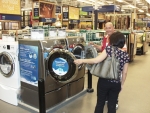 미국 뉴저지의 한 Lowes 매장을 찾은 고객이 판매원에게 '파워폼(Powerfoam)' 세탁기에 대한 설명을 듣고 있다.