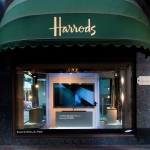 삼성전자가 지난 4월 출시한 명품 풀HD 3D LED TV 9000 시리즈가 TV 업계 처음으로 세계 최고급 백화점인 영국 '해롯(Harrods) 백화점' 입구 