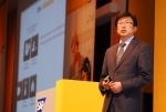SAP 코리아는 13일 잠실 롯데호텔에서 ‘SAP 월드 투어 서울 2010’을 개최하고 기업 경쟁력 향상 방안을 제시했다. 기조 연설을 하고 있는 SAP 코리아 형원준 사장.