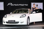 포르쉐가 27일 서울 대치동 포르쉐 센터에서 극한의 성능과 더불어 경제성을 높인 파나메라 V6(Panamera V6)을 공개했다.