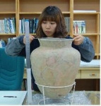 박물관에서 유물 실측 중인 신소미학생