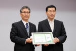 김철민 안산시장이 안산시 출자법인 경영평가에서 우수 기관으로 선정된 안산시시설관리공단 김현준 이사장에게 표창장을 수여하고 있다.