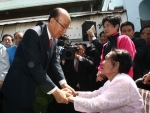 지난 2009년 4월 행복한 집 만들기” 제 5호 사업 완공식때 90세 진양순 할머니를 격려하고 있다. (광주광역시 남구)