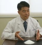 (주)뉴로넥스 대표 김동찬 박사가 이번에 개발한 말초 혈관 확장 원료 NXCL-4950 마이크로 분말 제형을 대하여 소개하고 있다.