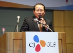 충북 청원군에 위치한 청원택배허브터미널에서 진행된 택배 대리점 정책설명회에서 CJ GLS 김홍창 사장이 대리점 사장들을 대상으로 하반기 운영 계획에 대해 설명하고 있다.