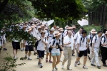 한화그룹 김승연 회장은 오늘 오후 문경새재에서 그룹행사 <사랑의 행진>을 위해 그룹 임직원 및 인턴사원들과 걷고 있다.
