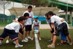 8월 6일 스탠다드차타드금융지주가 후원하고 대한 럭비협회가 주최하는 럭비 여름 캠프에서 초등학생들이 한국 국가대표 박완용 선수에게 럭비훈련 수업을 받고 있다. 한국스탠다드차타드 금