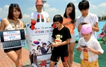 9일 오전 잠실 한강시민공원 수영장을 찾은 고객들이 친환경 운송수단인 '세그웨이(Segway)' 부스 앞에서 'LG 모바일월드컵 2010' 예선