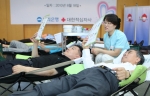 8월 18일 우리은행 본점에서 이종휘 은행장과 박상권 노조위원장을 비롯한 임직원들이 ‘사랑의 헌혈행사’에 참여해 헌혈을 하고 있다