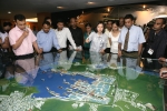 대우조선해양 옥포조선소 홍보관을 방문한 인도 방갈로르 경영대학원 학생들이 조선소에 대한 직원의 설명을 듣고 있다