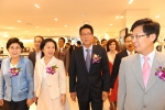 26일 개점한 현대백화점 킨텍스점 매장을 둘러보고 있는 정지선 현대백화점그룹 회장(사진 좌측부터 세번째), 사진 좌측으로 부터 김필례 고양시 의회의장, 김영선 국회의원, 최성 고양