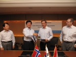 대우조선해양 남상태 사장 (왼쪽)과 우드사이드社 로저 하게네스 (Roger Hagenes, 오른쪽) 사장이 지난 26일 싱가포르 현지에서 에틸렌 운반선 건조 계약서에 서명을 한 뒤