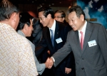 KB국민은행은 26일 오후 신라호텔에서 천여명의 고객을 대상으로 우수고객 초청행사를 실시하였다. 어윤대 KB금융지주 회장과 민병덕 KB국민은행장이 고객들을 영접하고 있다.