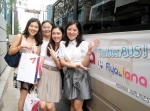 아시아나 트위터 운영자와 팔로워들이 『트위터 버스』 이벤트 참가 후에 기념촬영을 하고 있다.