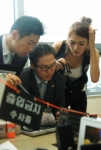 한국민간조사협회 민간조사원들이 사건현장에서 증거를 찾기위해 지문검색을 하고 있다.