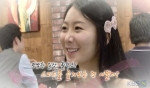 한 여자가 소울메이팅의 스피드데이트에 참석해 즐거운 대화를 나누고 있다.